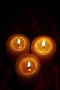 Arranging ; Black Background ; Burning ; Candlelig