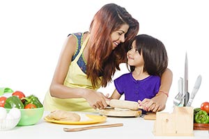 2 People ; 25-30 Years ; Adult Woman ; Apron ; Arm