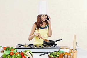 1 Person Only ; 25-30 Years ; Adult Woman ; Apron 