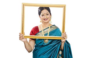 1 Person Only ; 40-50 Years ; Adult Woman ; Bindi 