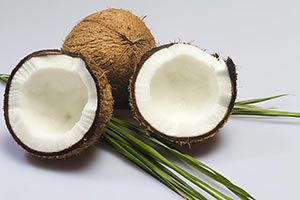 Breaking ; Close-Up ; Coconut ; Color Image ; Cros