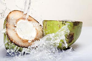 Breaking ; Close-Up ; Coconut ; Color Image ; Crea