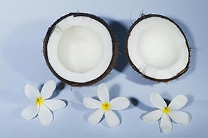 Breaking ; Close-Up ; Coconut ; Color Image ; Cros