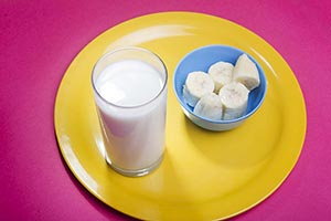 Arranging ; Banana ; Beverage ; Bowl ; Breakfast ;