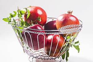 Apple ; Arranging ; Basket ; Close-Up ; Color Imag