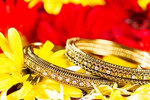 Arranging ; Background ; Bangle ; Close-Up ; Color