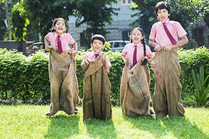 3-5 People ; Boys ; Cheering ; Classmate ; Color I