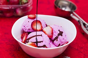 Bowl ; Chocolate ; Close-Up ; Color Image ; Colore