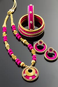 Arranging ; Bangle ; Bead ; Black Background ; Cel