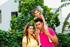 25-30 Years ; 3-5 People ; Adult Man ; Adult Woman